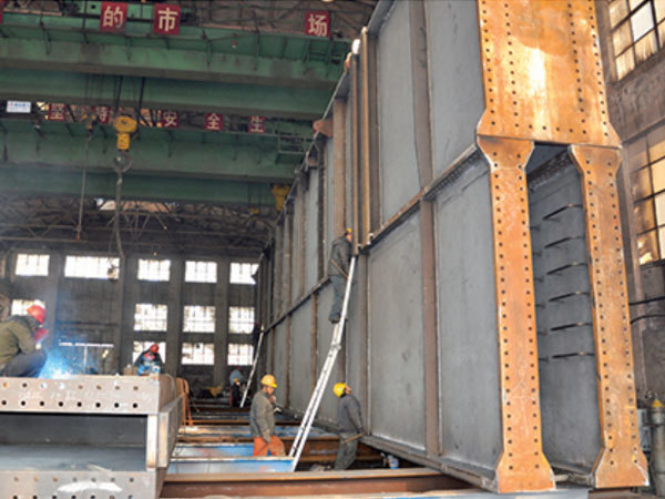 公司生(shēng)産的(de)大(dà)闆梁制(zhì)作(zuò)中